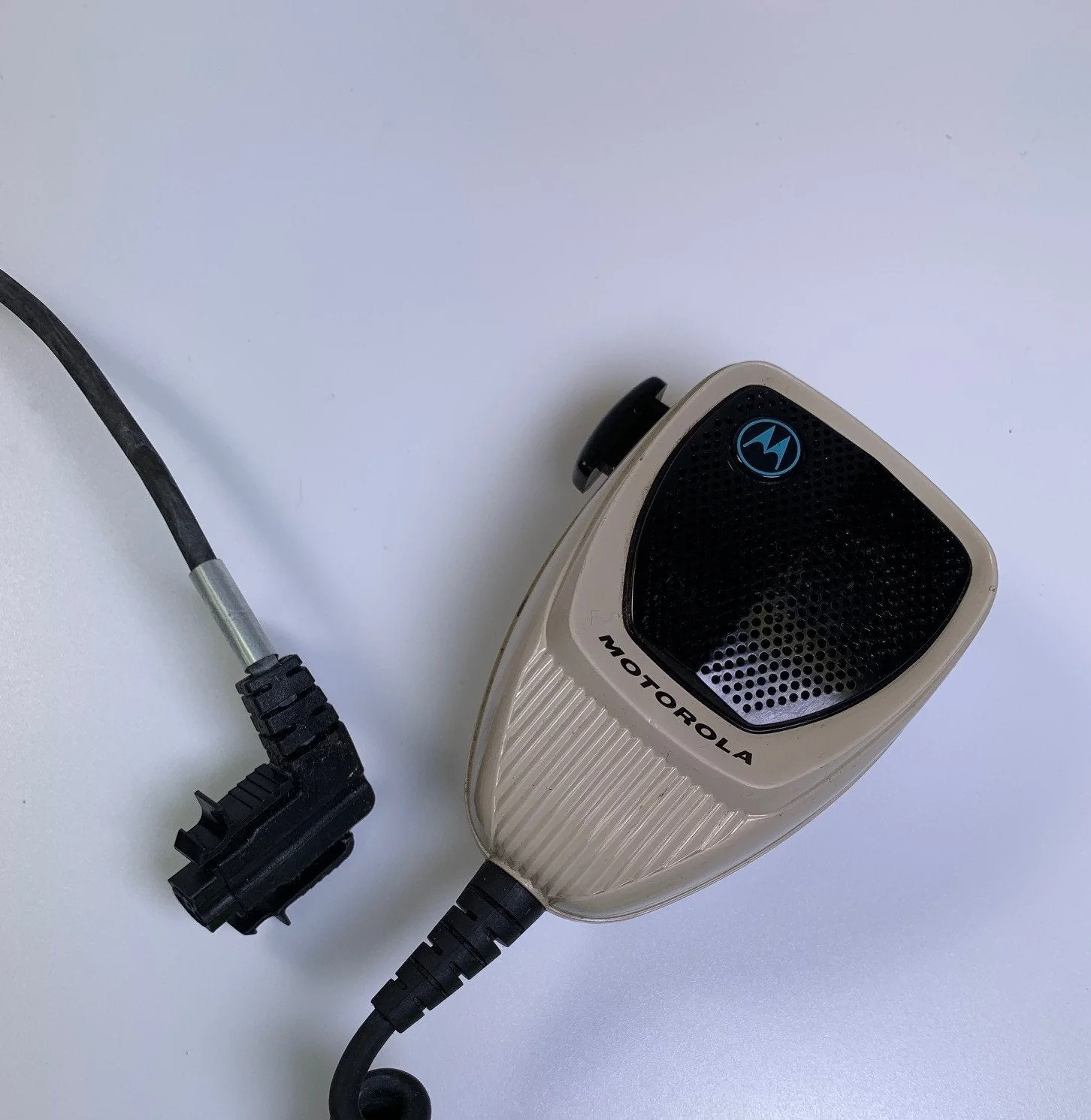 What's the difference between the Motorola HMN1052A Palm Microphone and the Motorola HMN1080A Palm Microphone?