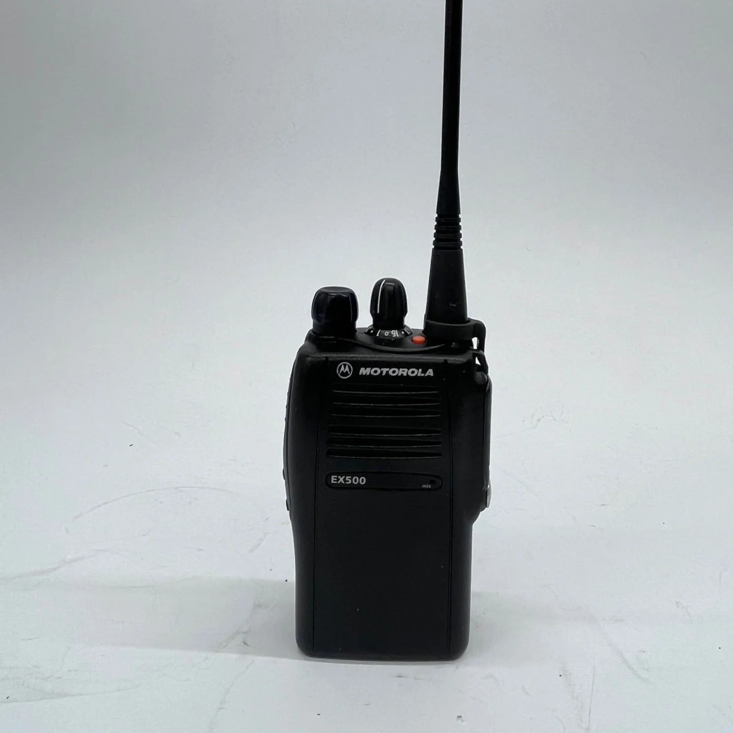 Does this radio include the antenna as shown in the photo?