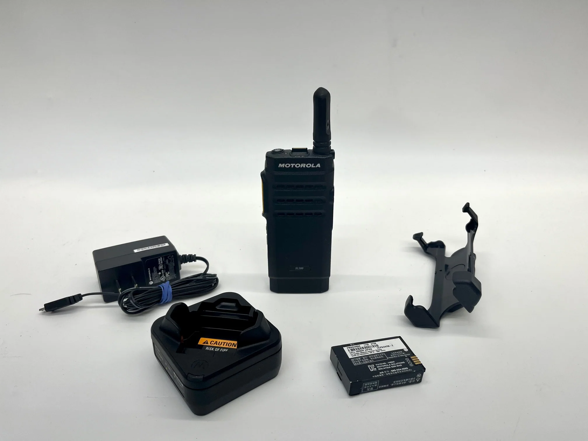 Motorola SL300 AAH88QCP9JA2AN MotoTRBO UHF 99 Channel Portable Questions & Answers